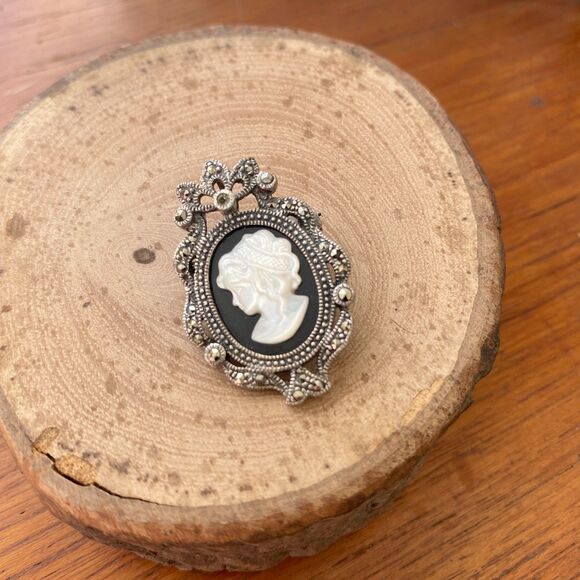 Vintage Sterling Silver Black Onyx Brooch with Opalescent Mother of Pearl Cameo - Picture 2 of 5